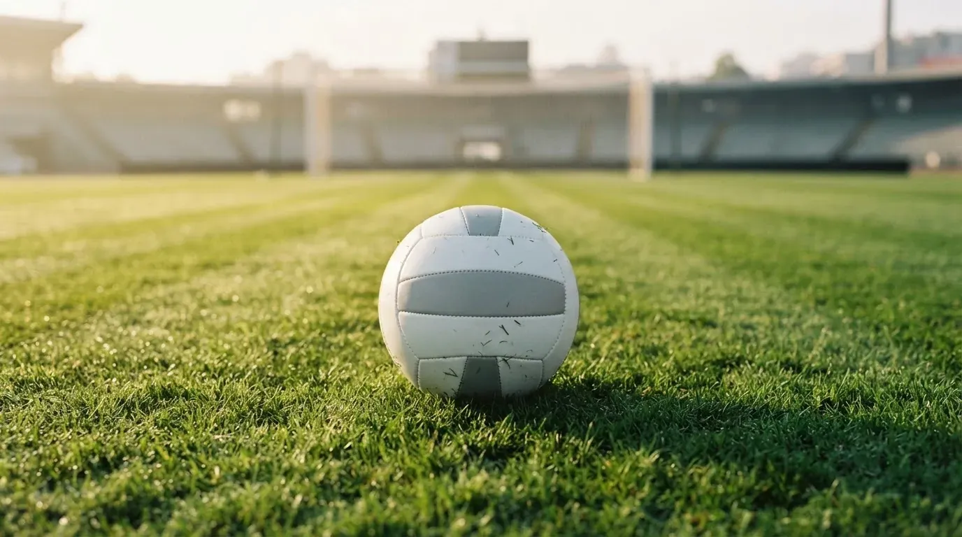Ein Fussball auf dem Rasen aus niedriger Perspektive aufgenommen, die Torpfosten verschwimmen im Hintergrund.